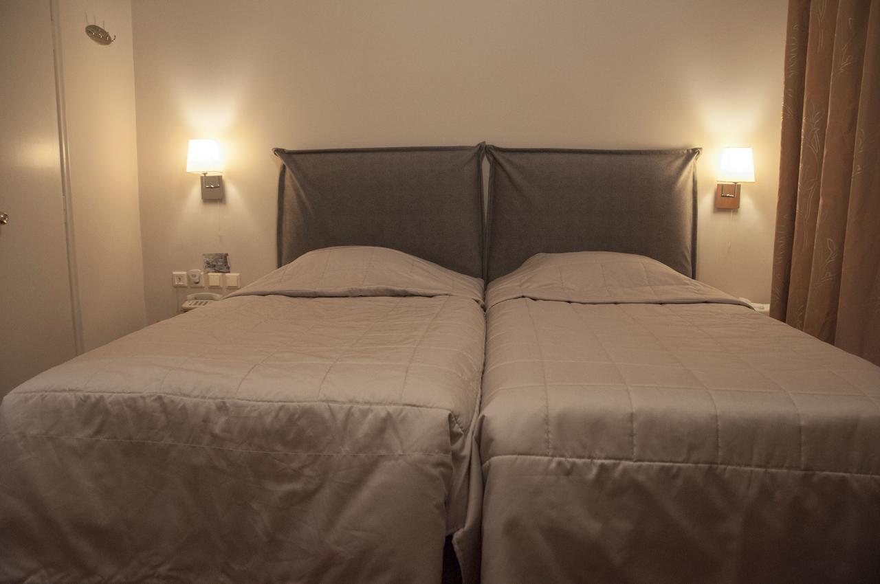 Tweepersoonskamer met 2 Aparte Bedden en Badkamer